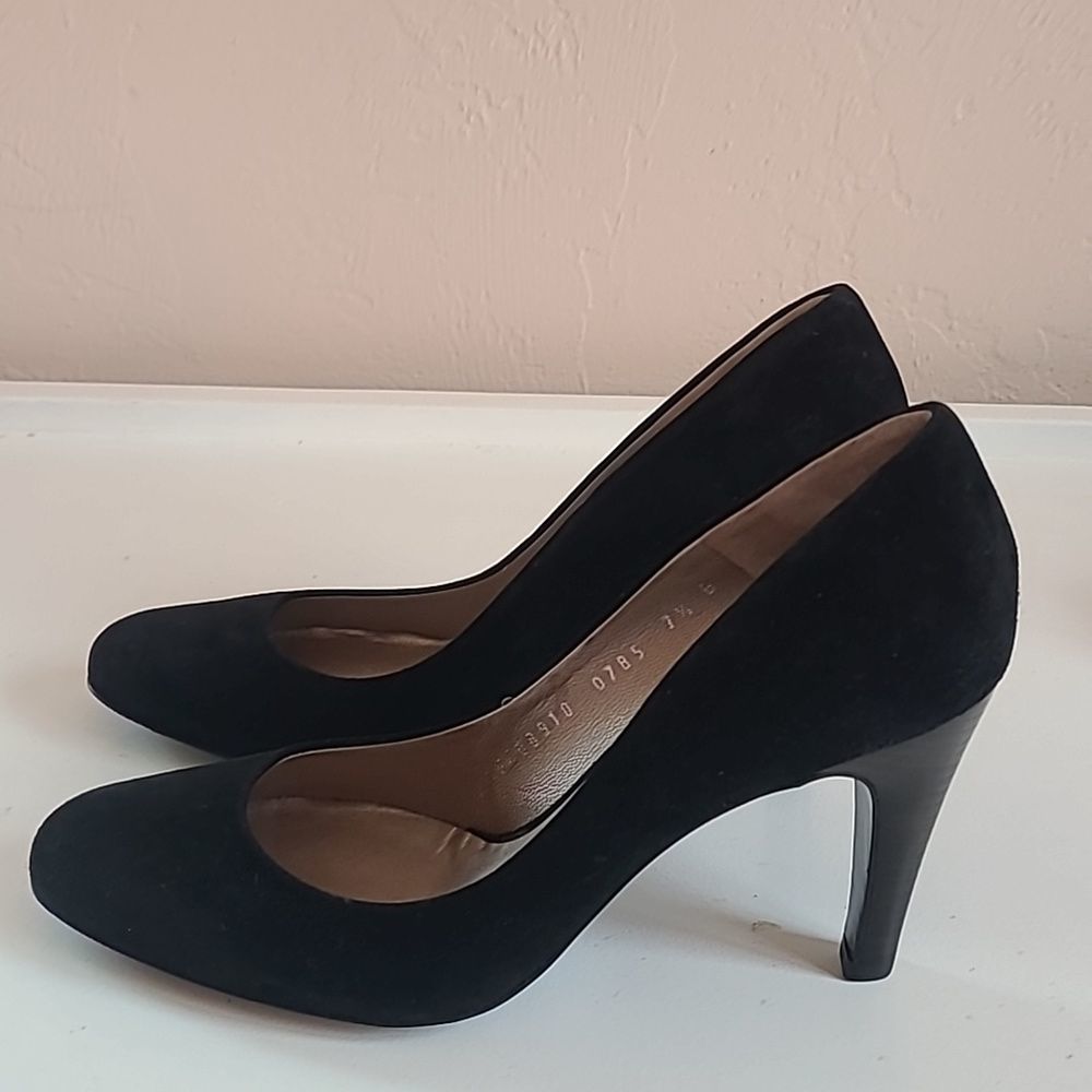 SALVATORE FERRAGAMO Black Vintage Suede Pumps Size: 7.5 B